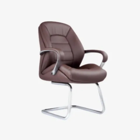 Chaise de bureau pour visiteurs en cuir marron avec piètement chromé.