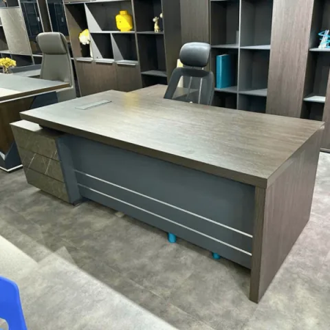 Bureau de direction finition bois foncé avec espace de travail spacieux