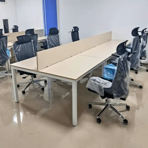 Bench de bureau moderne avec finitions claires