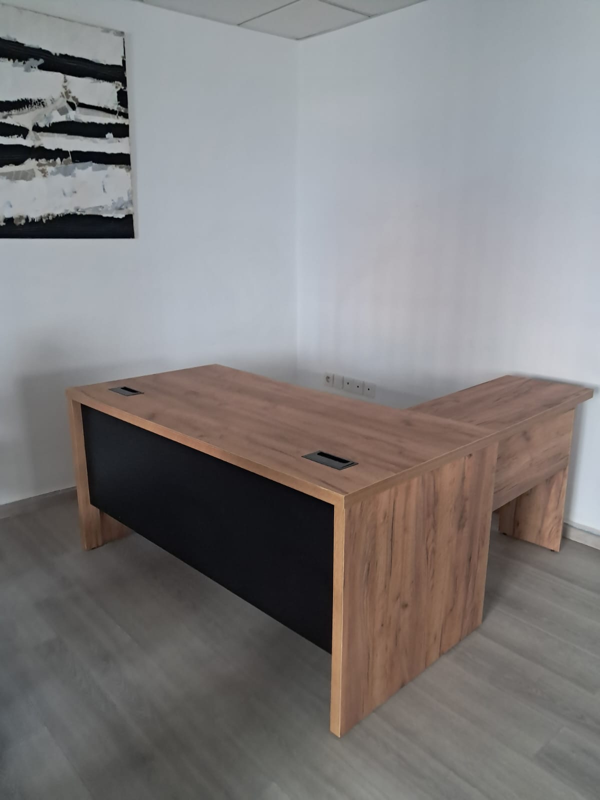 Bureau en L avec plateau bois et retour latéral.